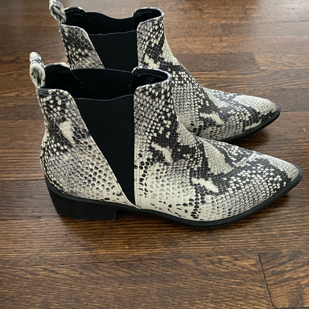 Snakeskin Steve Madden boots in size 7.5